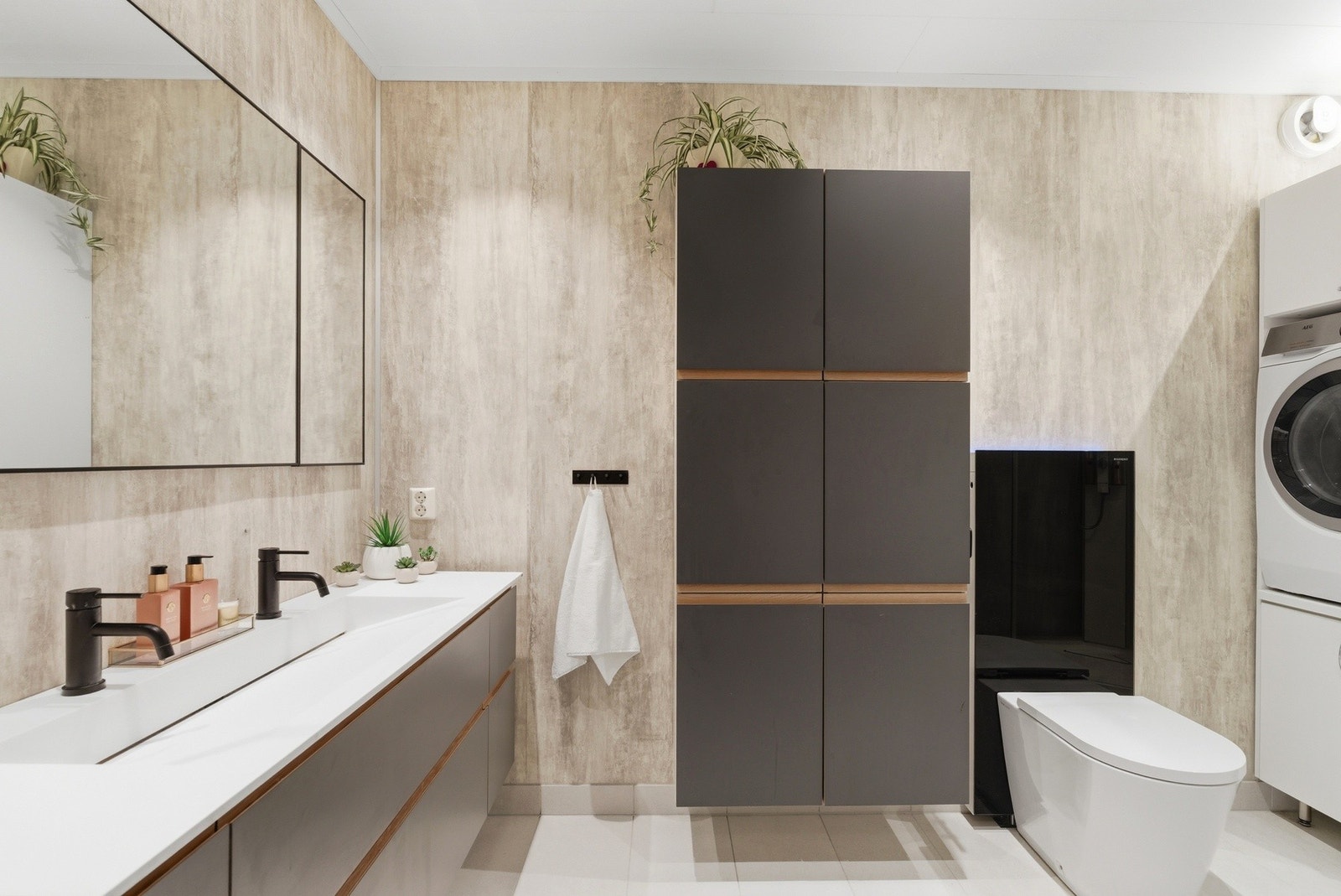 Tak på baderom ble skiftet i 2025. Forøvrig ble badet pusset opp i 2018. Galleribilde