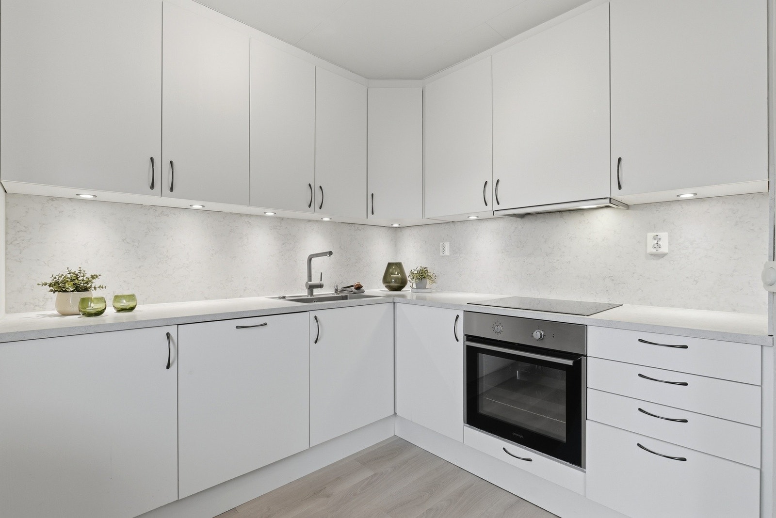 Varmtvannsberederen ble byttet i 2018, denne er plassert i kjøkkenbenken. Det er montert vannstopper under varmtvannstanken. Galleribilde