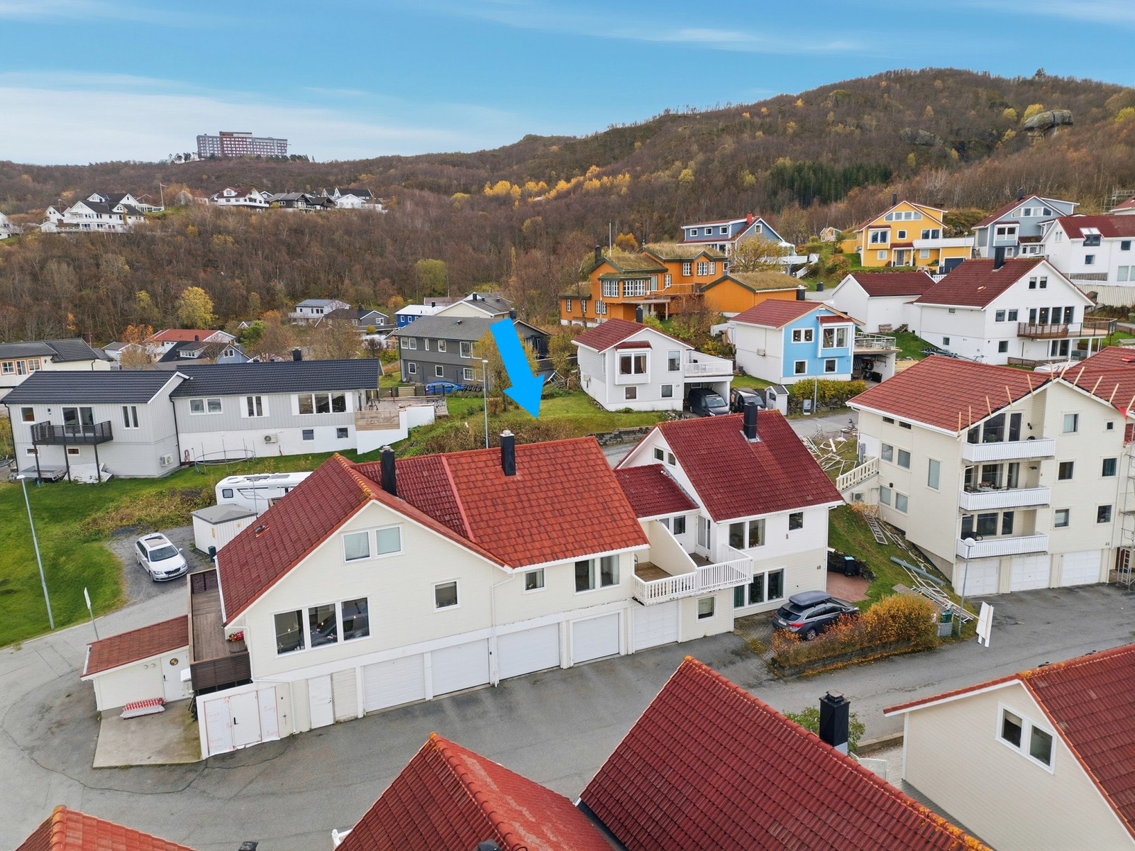 Eiendommen ligger i et stille og rolig boligområde. Taket på eiendommen er skiftet i 2025. Galleribilde