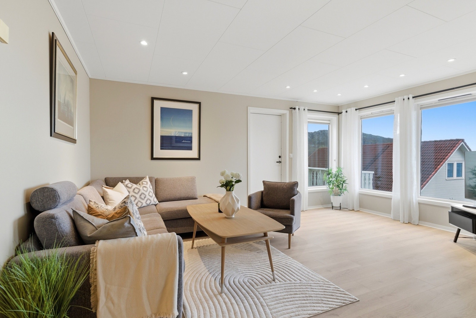 Fra stuen har du utgang til veranda. Denne er vendt mot nord-vest og har ettermiddag-/kveldssol. Galleribilde