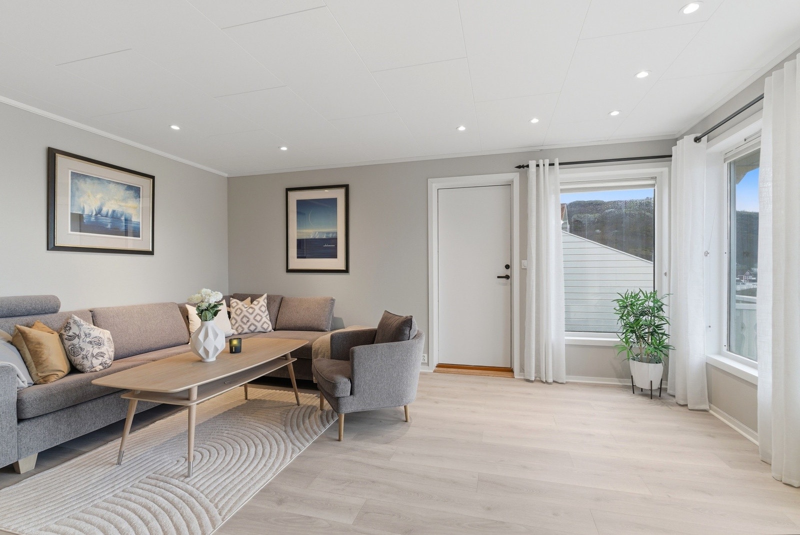 Stue i første etasje spotter i tak. Galleribilde