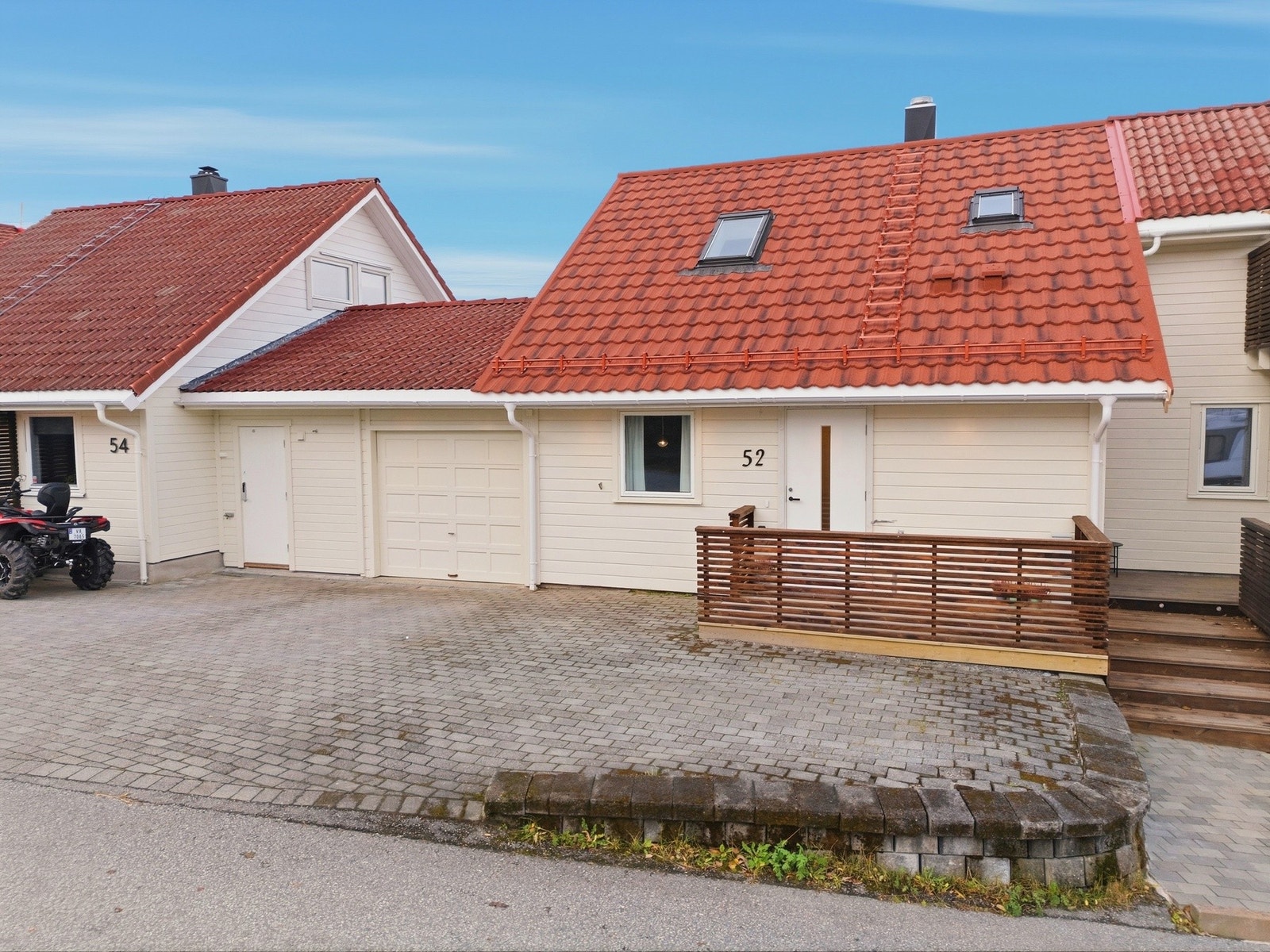 EiendomsMegler1 v/ Jakob Gosvig Johansen har gleden av å presentere Storvikhamran 52 - FOTO: Leel. Galleribilde