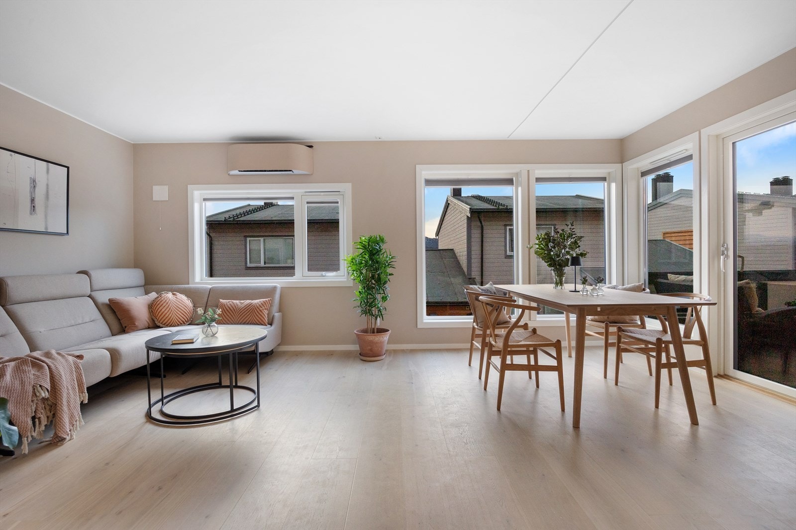 Stuen har godt med lysinnslipp gjennom flere vinduer og enkel tilgang til balkongen. Galleribilde