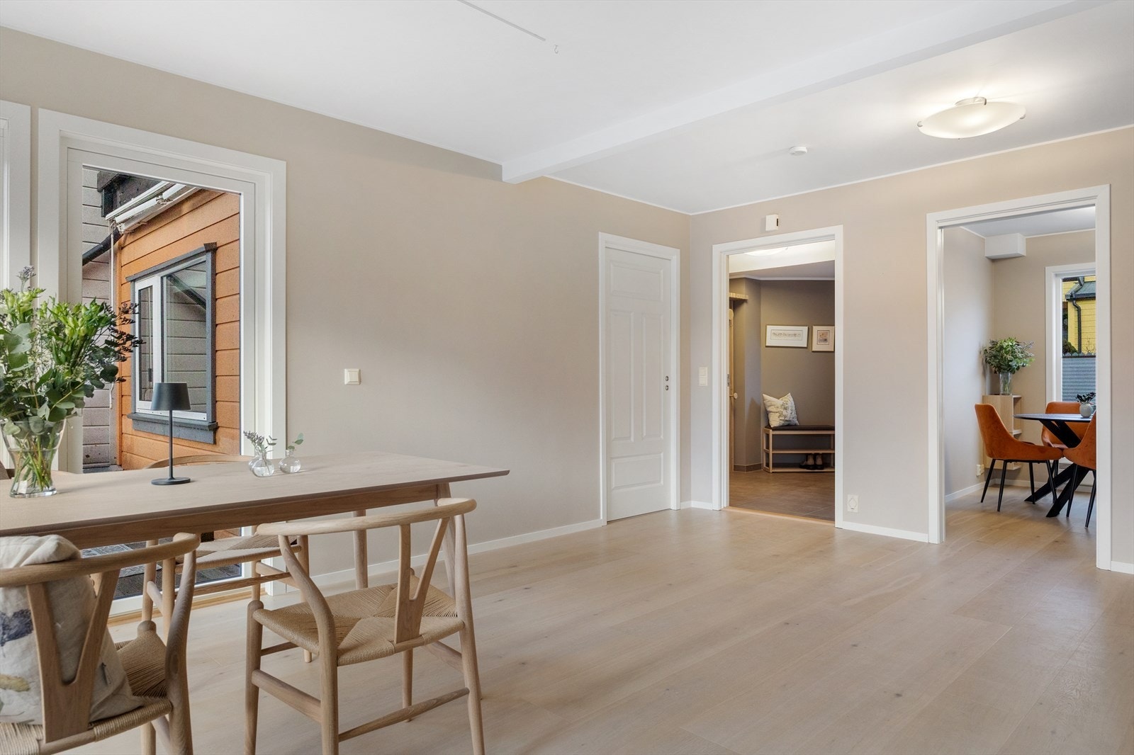 Åpen løsning gir enkel tilgang mellom stue og tilstøtende rom. Galleribilde