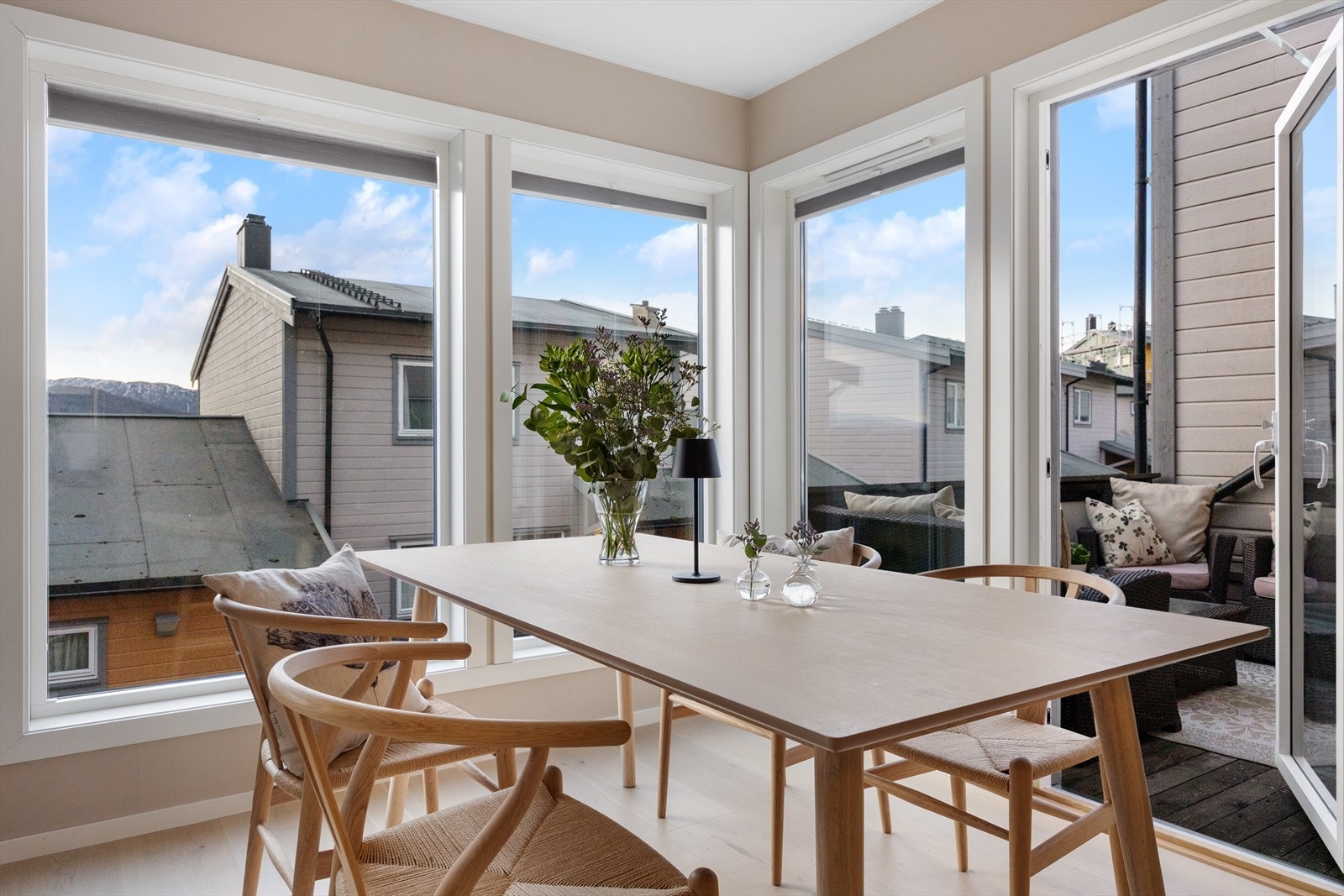 Kort vei til balkongen om man vil flytte middagen ut på fine sommerdager Galleribilde