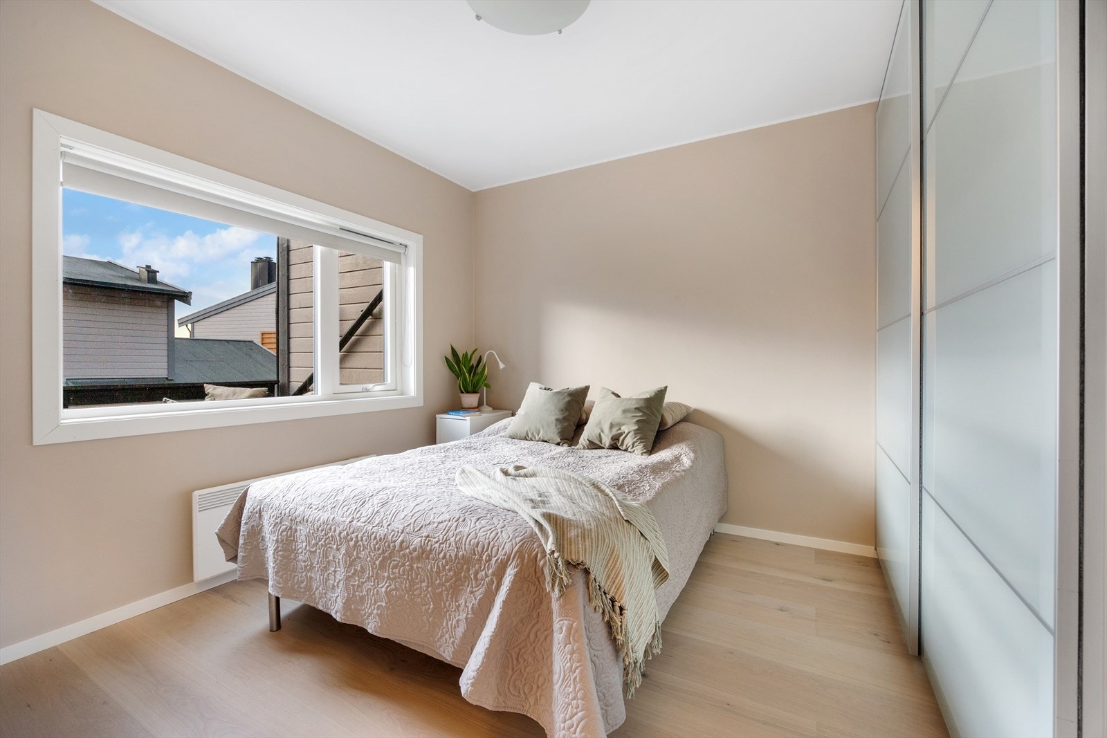 Hovedsoverommet har godt med garderobeplass. Galleribilde