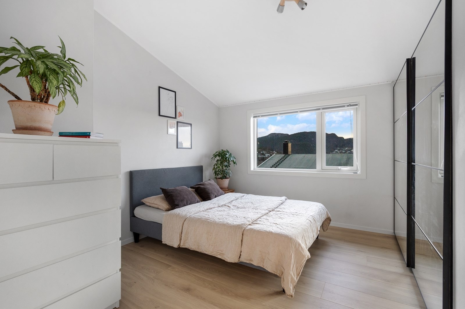 Soverom nr 2 er lyst og fint Galleribilde