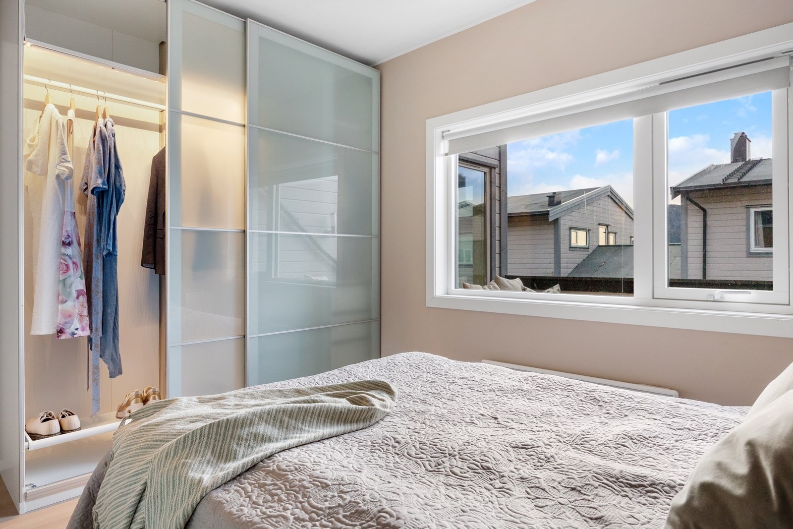 Garderobeskap med skyvedører Galleribilde