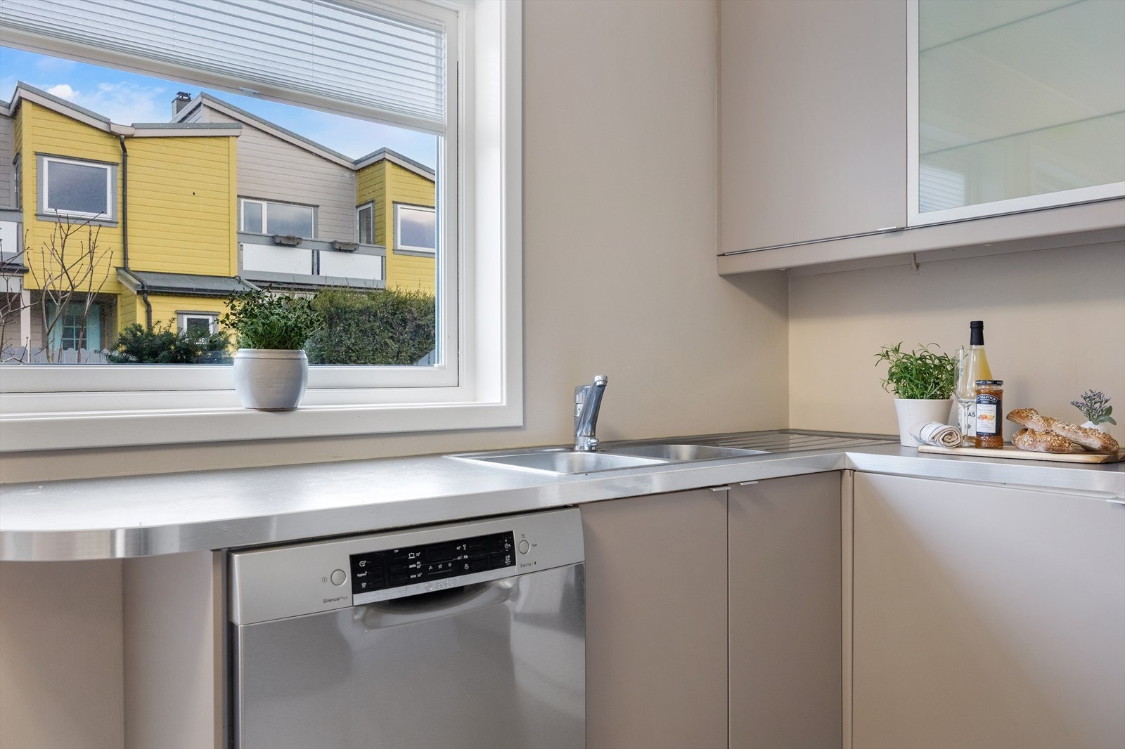 Benkeplate av laminat gir en slitesterk arbeidsflate. Galleribilde