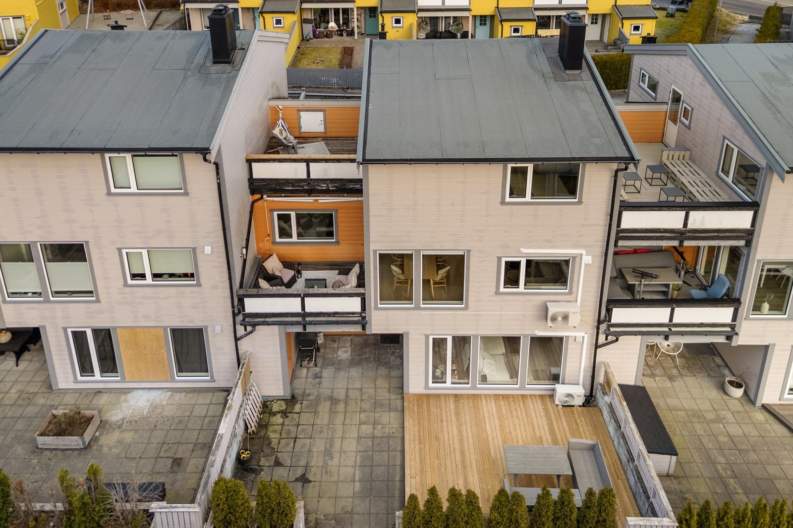 Boligen går over to plan. Det er en ekstern leilighet i underetasjen. Galleribilde