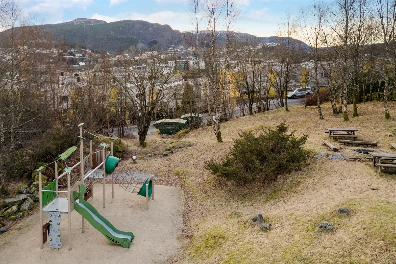 Blant annet lekeplass med sklie og klatrestativ. Galleribilde