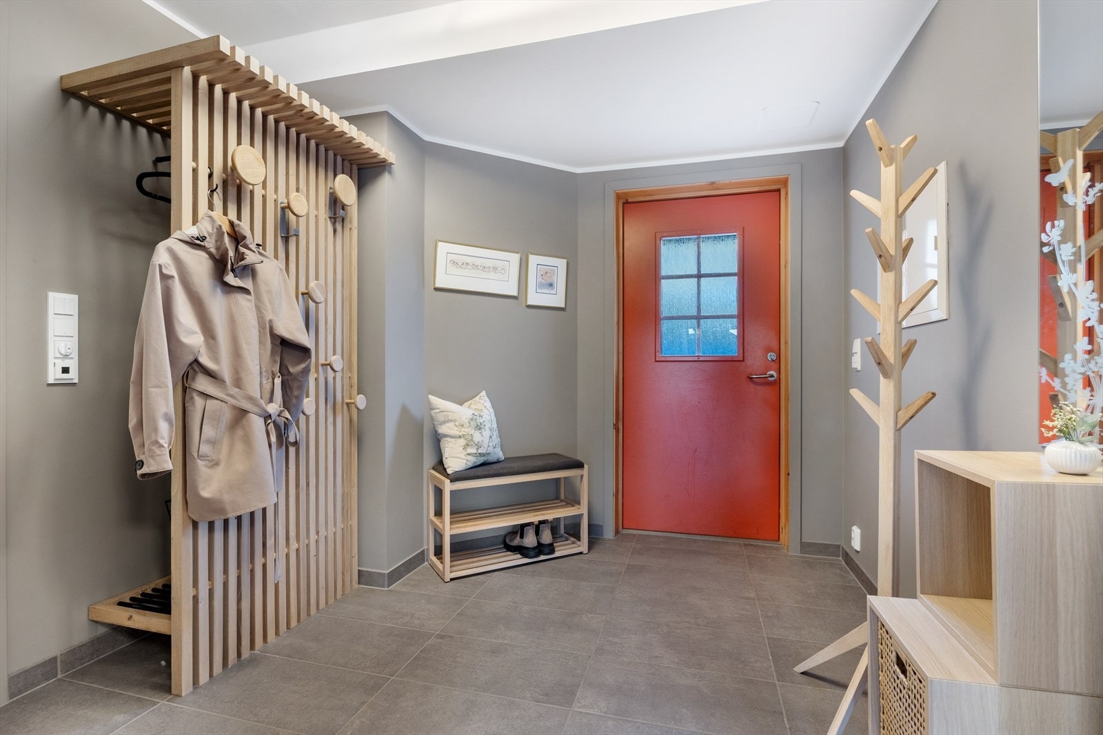 Romslig entré med plass til sittebenk og garderobeløsning for effektiv oppbevaring. Galleribilde
