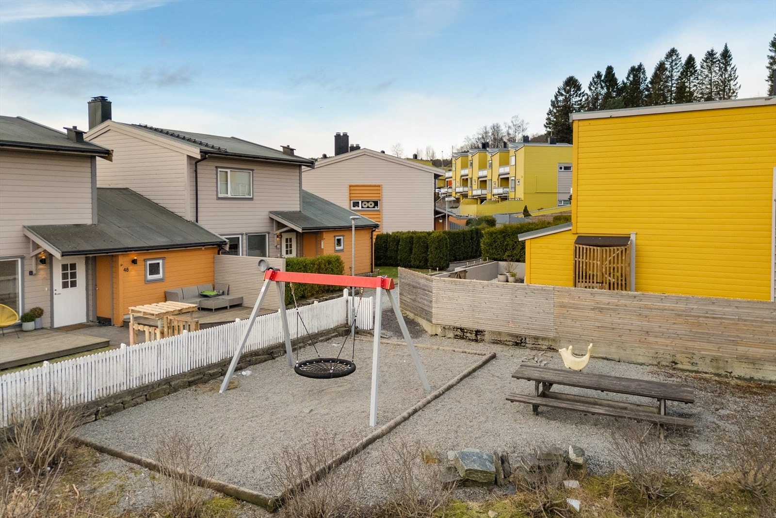 Lekeplass like ved boligene Galleribilde