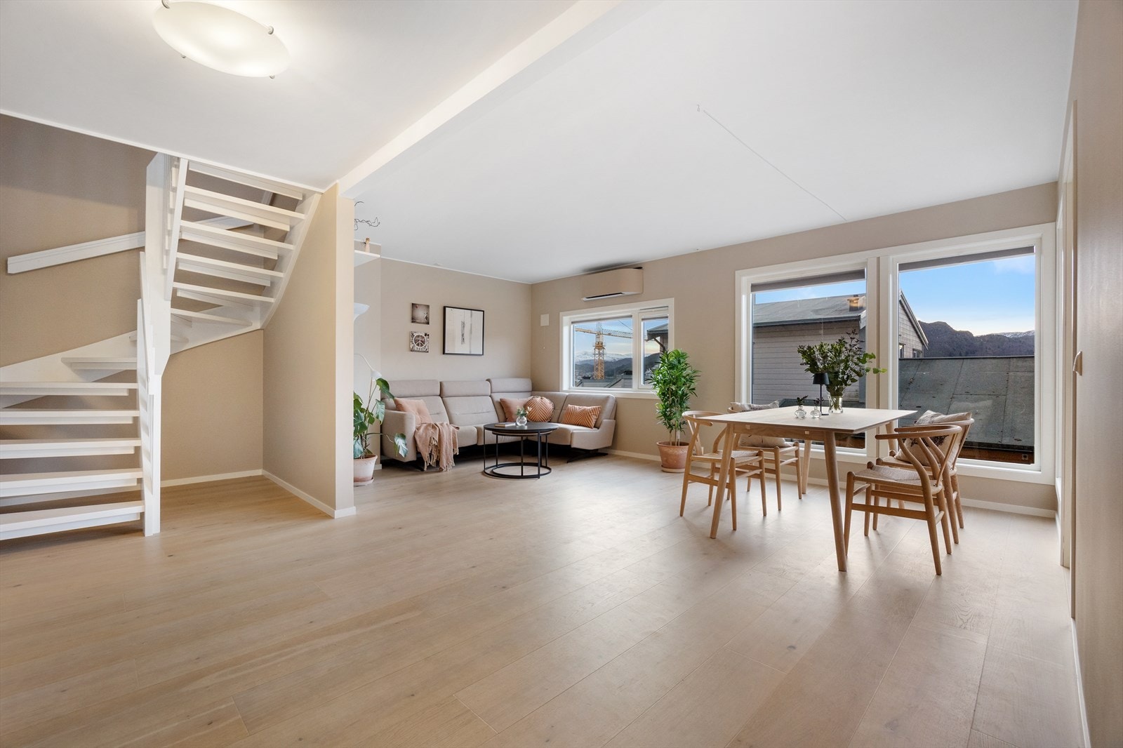 Et moderne og meget fint rekkehus med ettertraktet beliggenhet i et sentralt og familievennlig boligområde i Åsane. Galleribilde