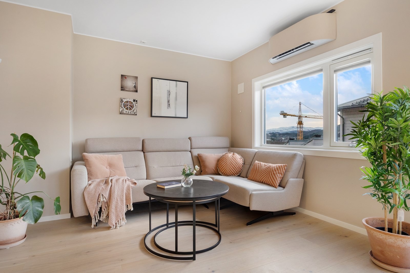 Sofakroken er plassert ved siden av store vinduer som gir lys og utsikt. Galleribilde