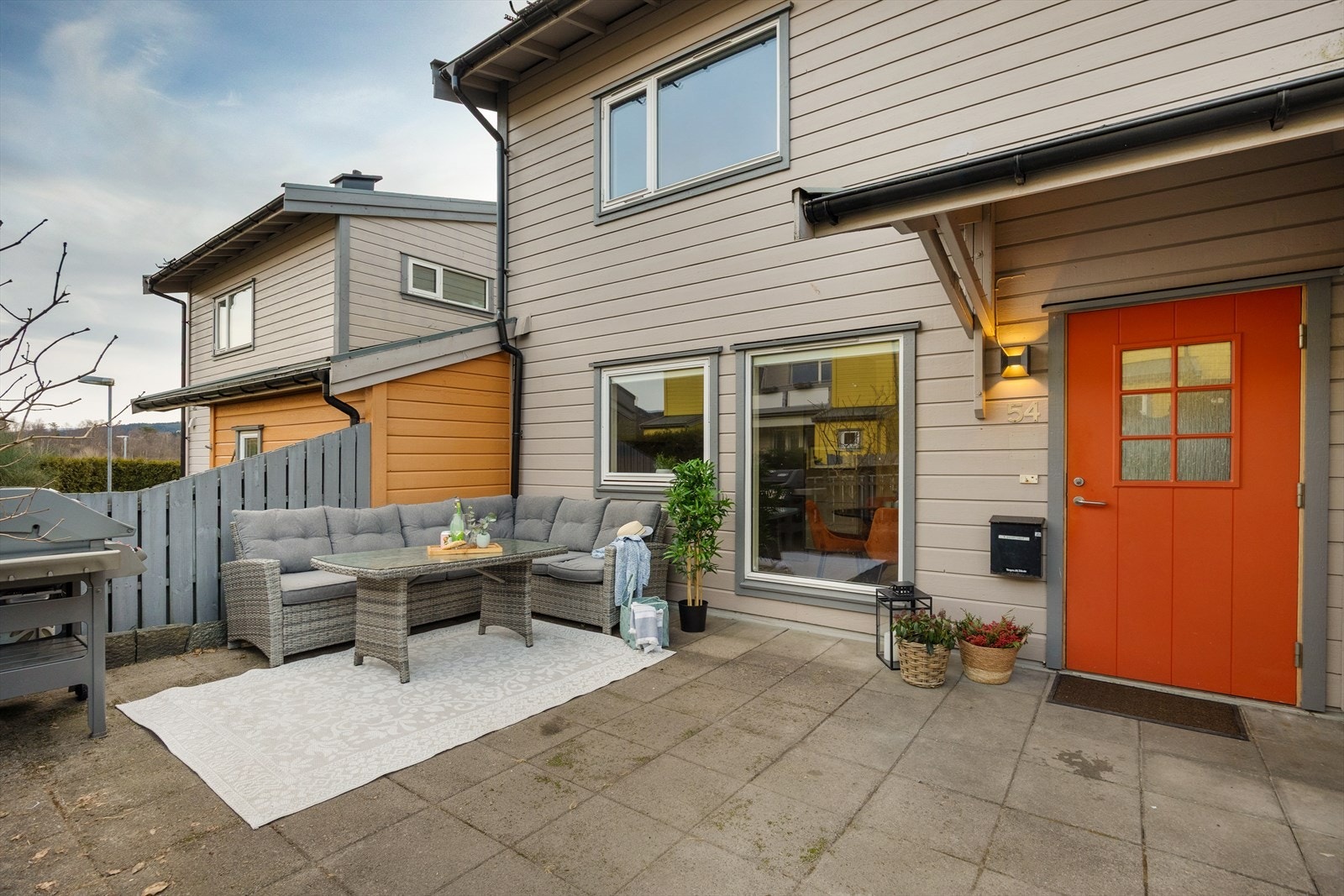 Uteområdet ved inngangspartiet har god plass til sittegruppe og grill. Galleribilde