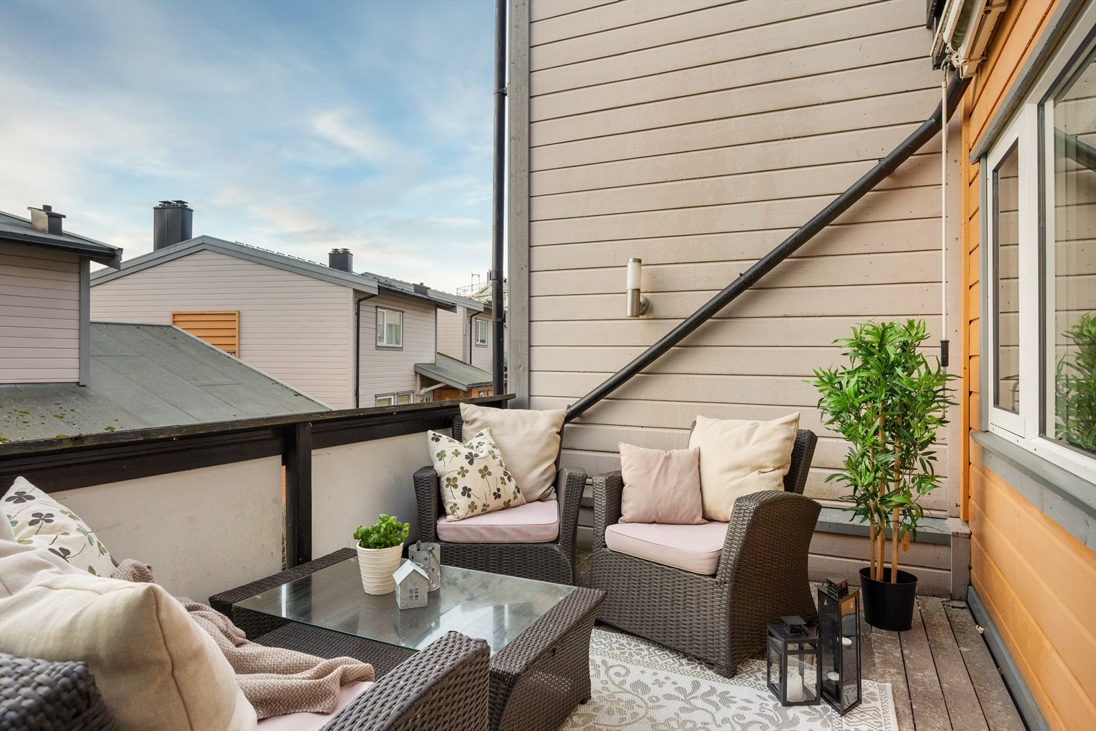 Balkongen har plass til komfortable sittegrupper for avslapning. Galleribilde