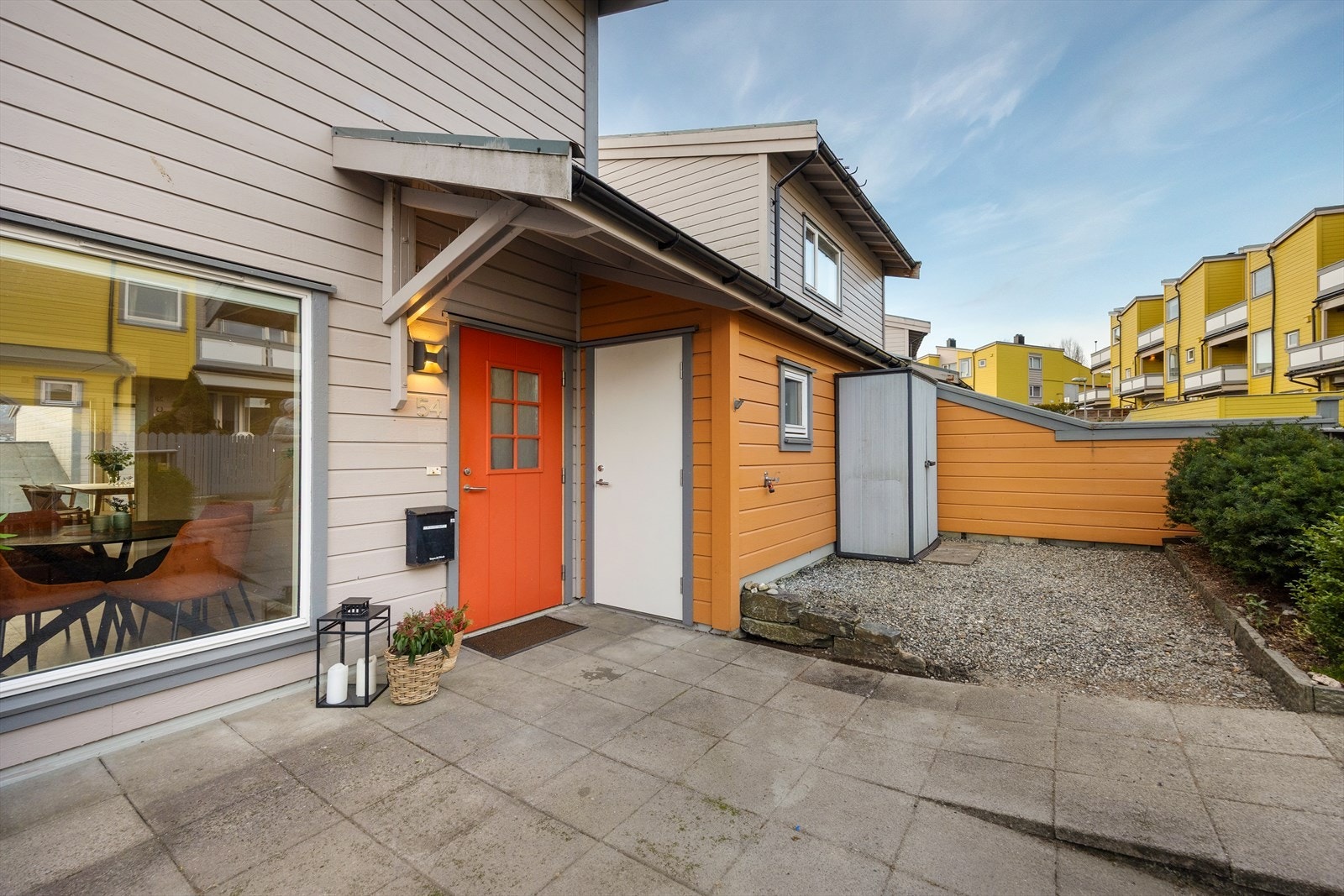 Inngangspartiet er hellelagt. Galleribilde