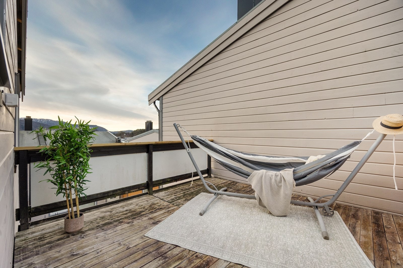 Romslig terrasse med plass til sittegruppe. Utsikt mot nabolaget. Galleribilde