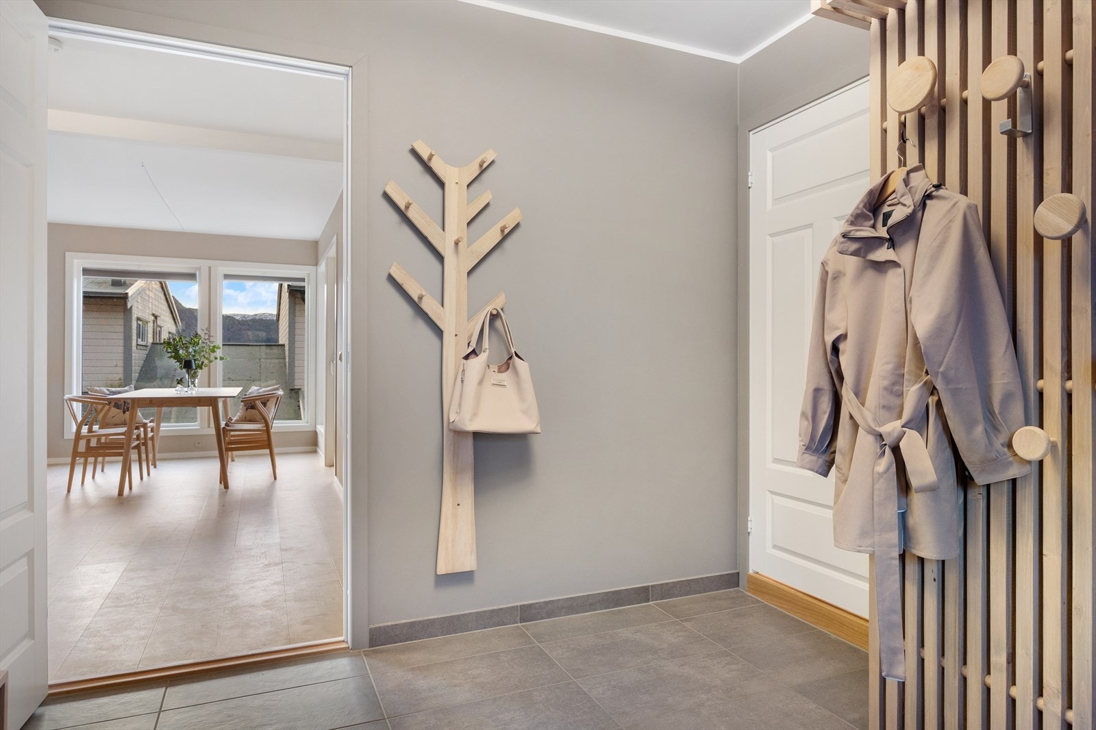 Flislagt gulv i entréen med varmekabler gir et praktisk og lettstelt inngangsparti. Galleribilde