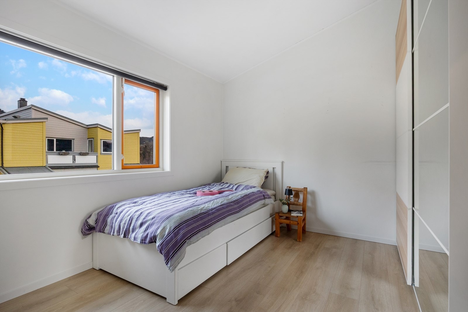 Soverom nr. 3. er også lyst og trivelig med laminatgulv og stor skyvedørsgarderobe Galleribilde