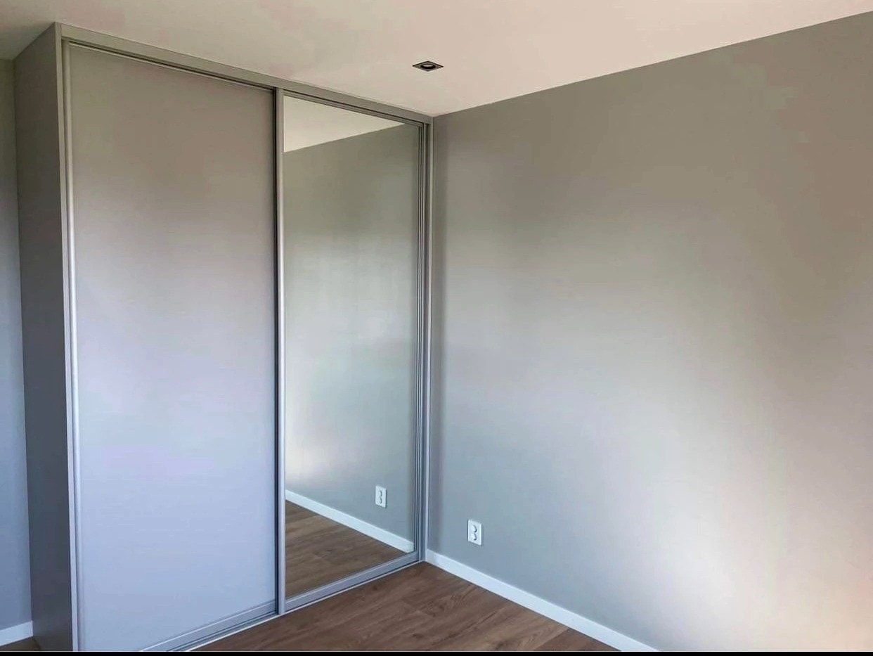 Soverom / garderobe
Soverom med moderne og romslig garderobe. Galleribilde