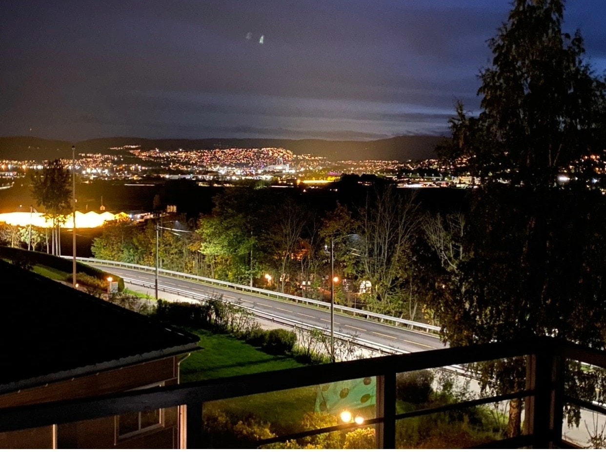 Utsikt kveld/natt
Fantastisk utsikt over byen på kveldstid. Galleribilde