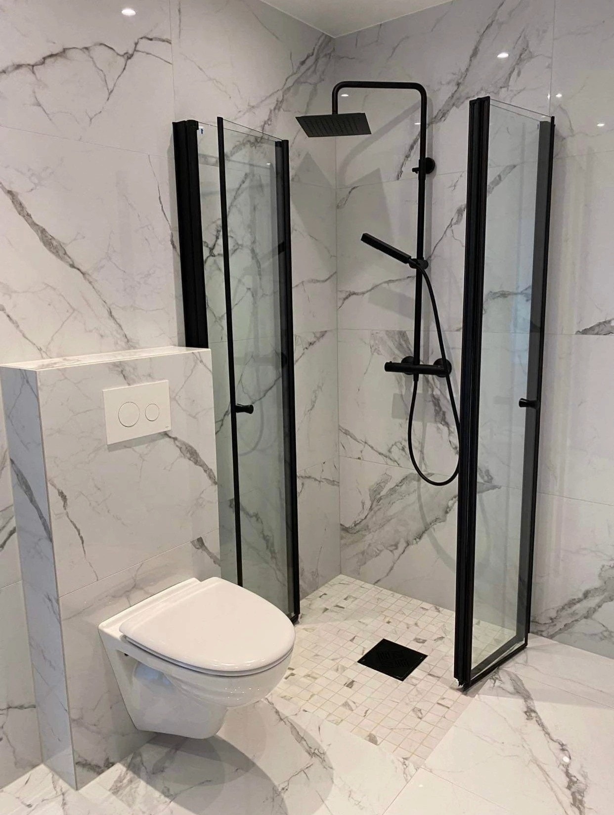 Bad
Stilrent bad med dusjløsning av høy standard. Galleribilde