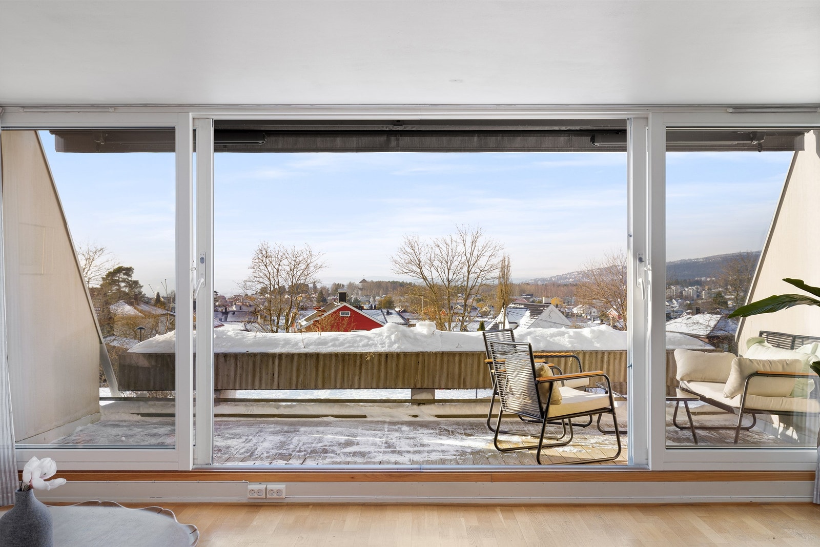 Velkommen til Grefsenkollveien 12E, en lys og romslig 3-roms eierleilighet med mulighet for å skape drømmeleiligheten! Galleribilde