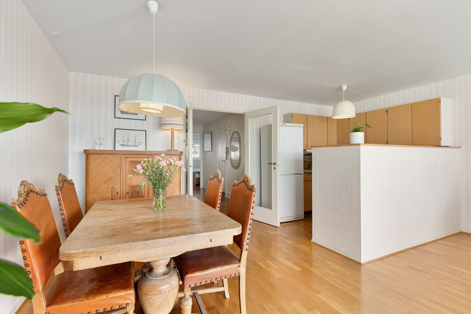 Leiligheten har en veldig god planløsning over 2 plan, vinduer og terrassedør fra 2010, ny markise og rehabilitert terrasse fra 2018 Galleribilde