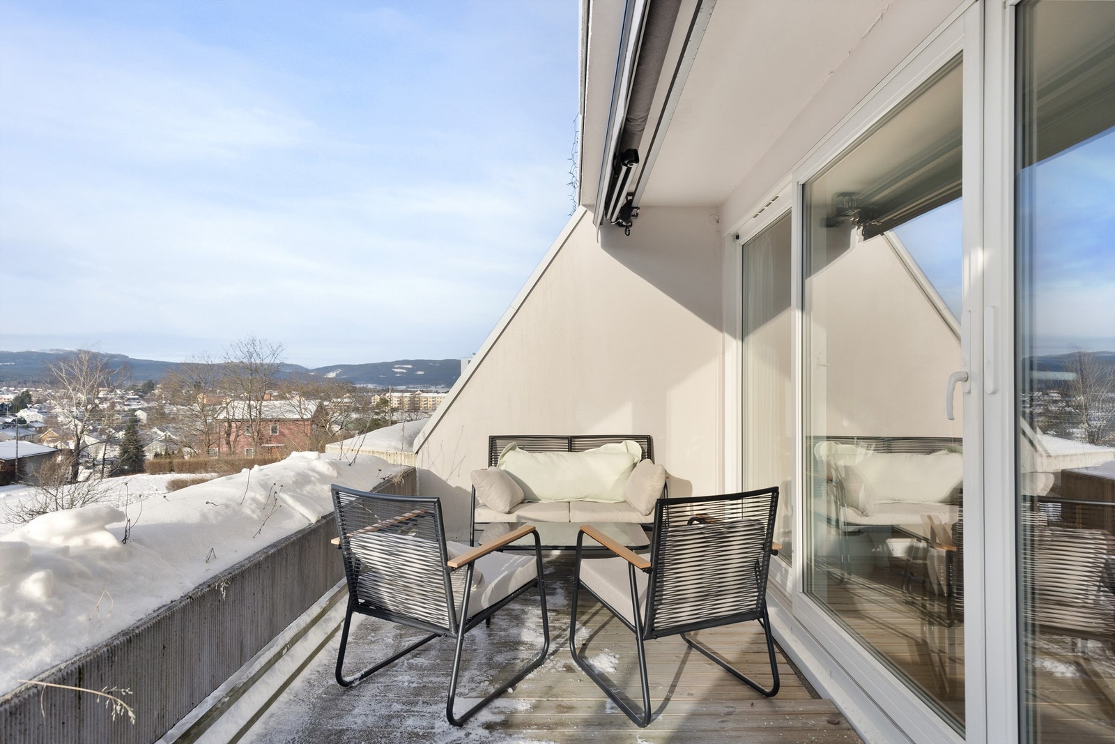 Terrassen vender mot vest og har svært gode solforhold, på grunn av panoramadørene fungerer den som en ekstra stue
på sommerstid Galleribilde