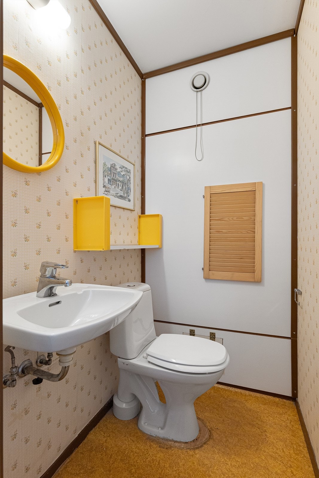 Separat toalettrom vegg i vegg med badet Galleribilde