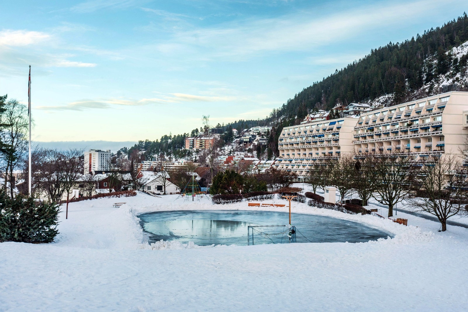 Sameiet har store og flotte fellesarealer, tidligere år har det blant annet vært anlagt skøytebane på ballplassen Galleribilde
