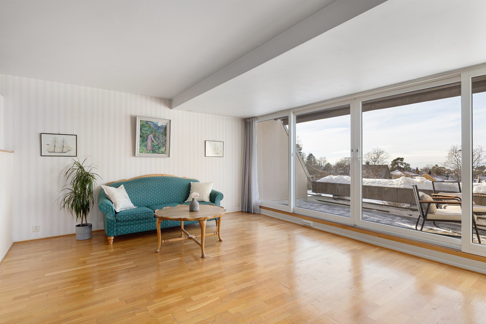 Stuen er romslig, til tross for sine store vindusflater er rommet helt usjenert og uten gjenboere Galleribilde