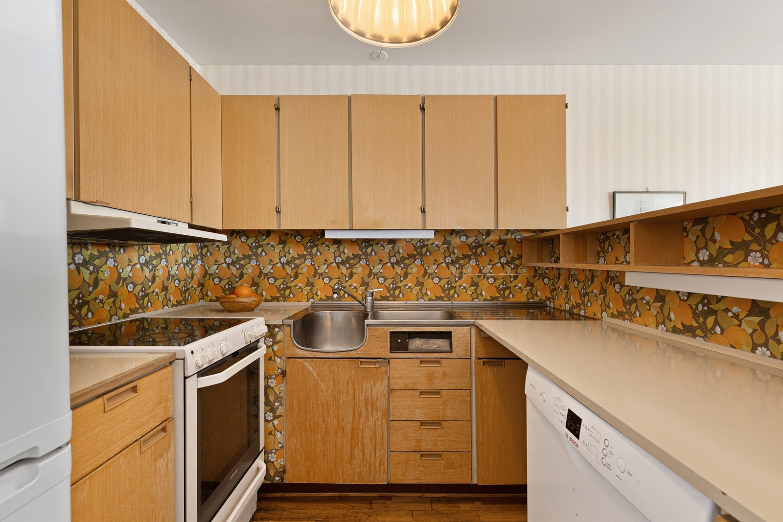 Dersom man skal pusse opp kjøkkenet er det mulig å utvide med flere skap langs veggen mot stuen, samt kjøkkenøy Galleribilde