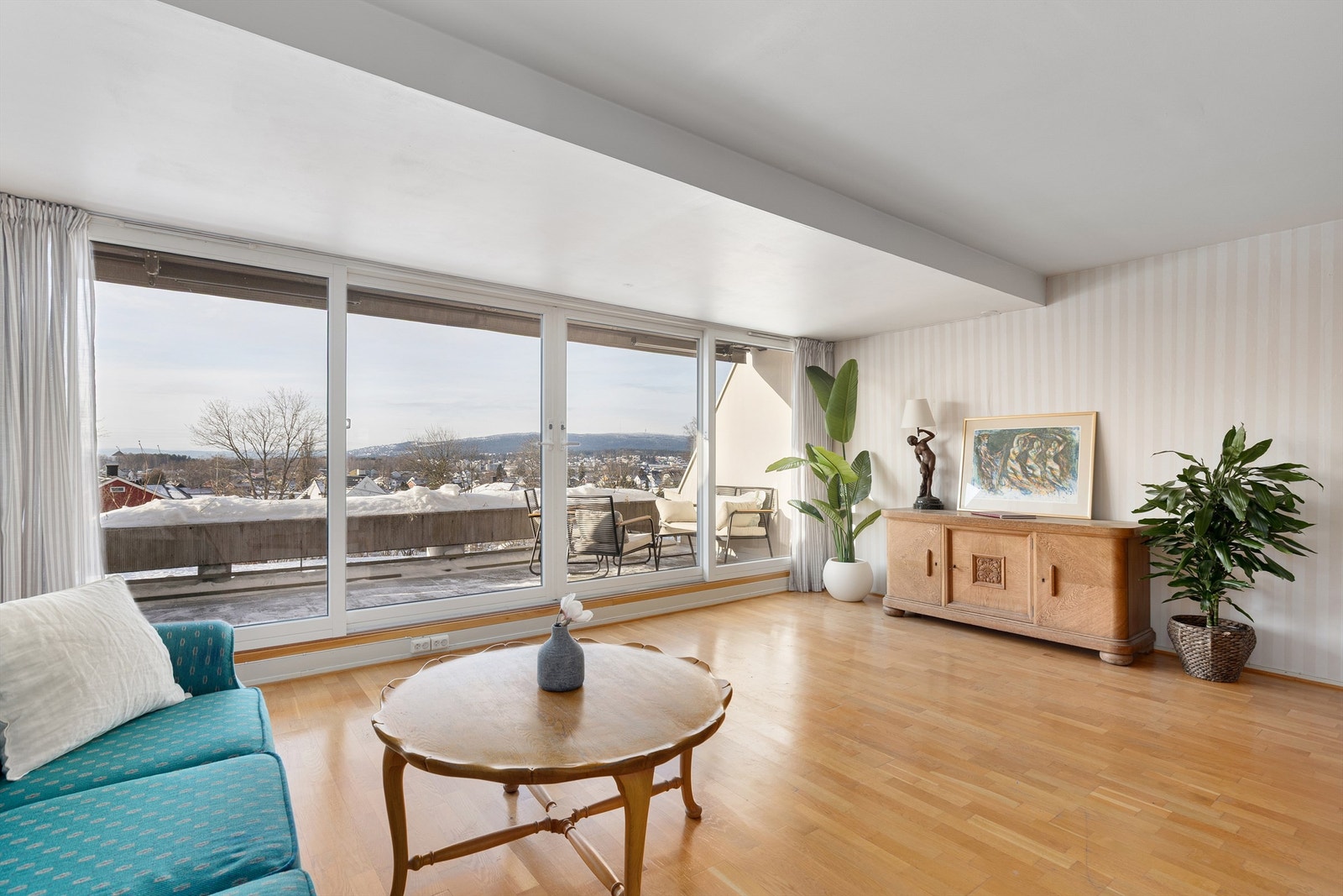 God plass til sofagruppe og TV-møbler Galleribilde