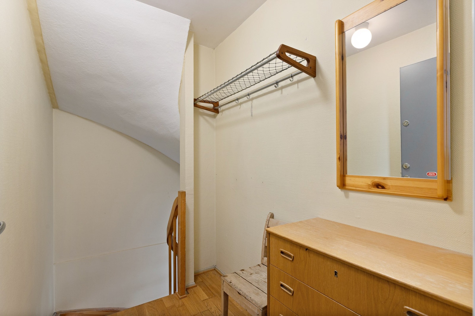 Entré i 4. etasje med mye veggplass for klesoppheng og skoskap Galleribilde