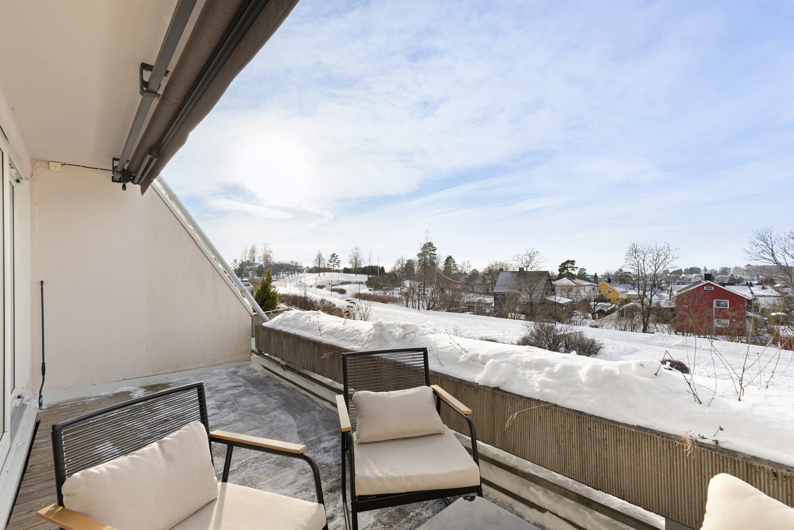 Stor terrasse på 11 kvm. Terrassen ble rehabilitert med blant annet ny membran og gulv i 2018, i tillegg er markisen skiftet de senere år. Begge arbeider ble gjort i regi av sameiet Galleribilde