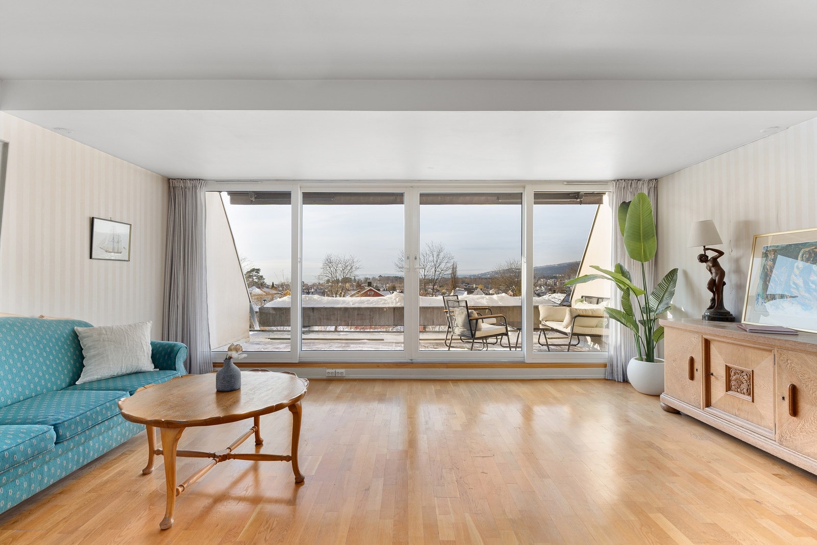 Stuen er svært lys med store skyvedører og vindusflater langs hele endeveggen mot vest. Skyvedøren og vinduene ble byttet i 2010 Galleribilde