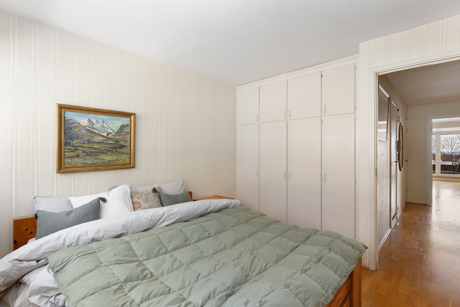 Godt med lagring i plassbygget garderobeskap Galleribilde