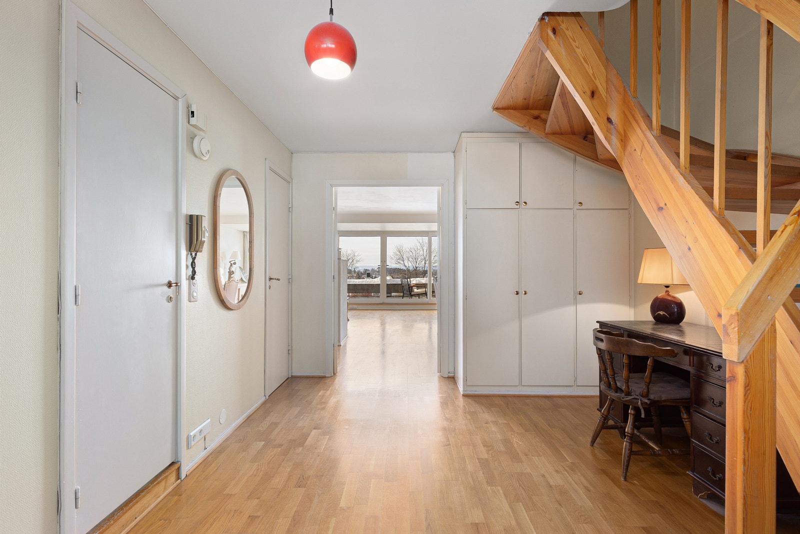 Praktisk mellomgang med ekstra lagringsplass i plassbygde garderobeskap. Fra mellomgangen er det inngang til bad og toalettrom Galleribilde