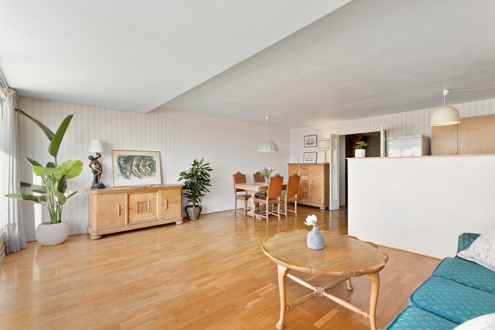 Det er åpen løsning mellom stue og kjøkken Galleribilde