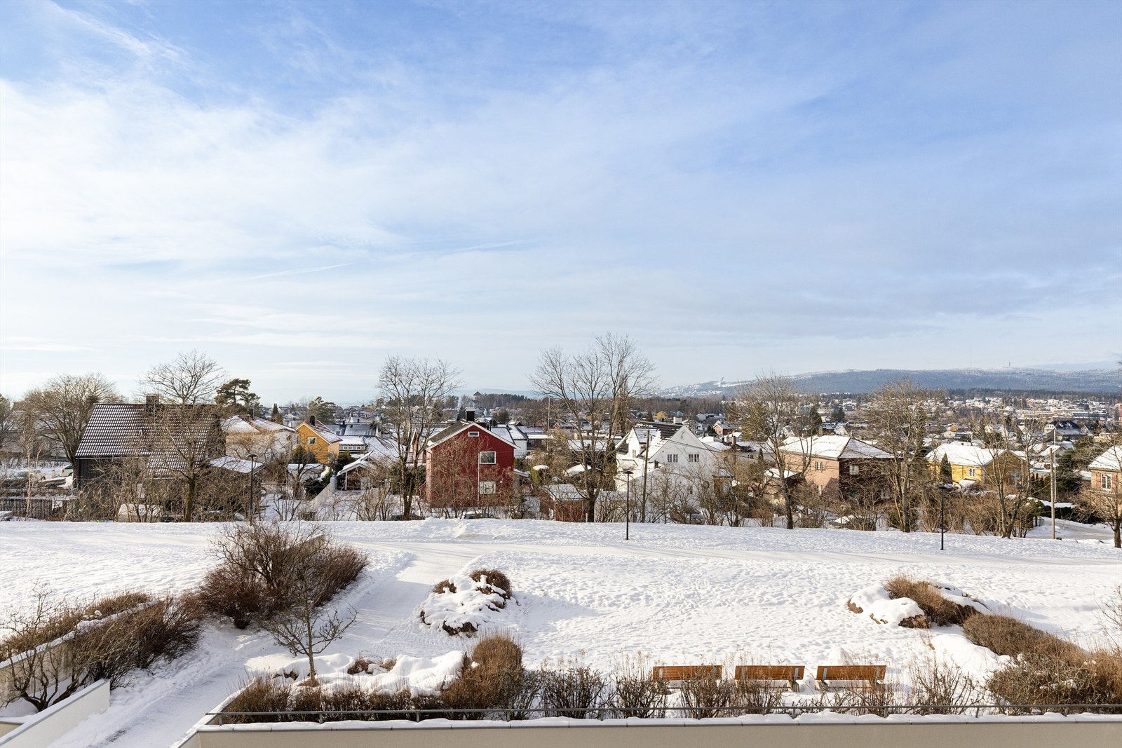 Utsikt over sameiets parkmessige fellesarealer, mot Holmenkollen og over nærområdet Galleribilde