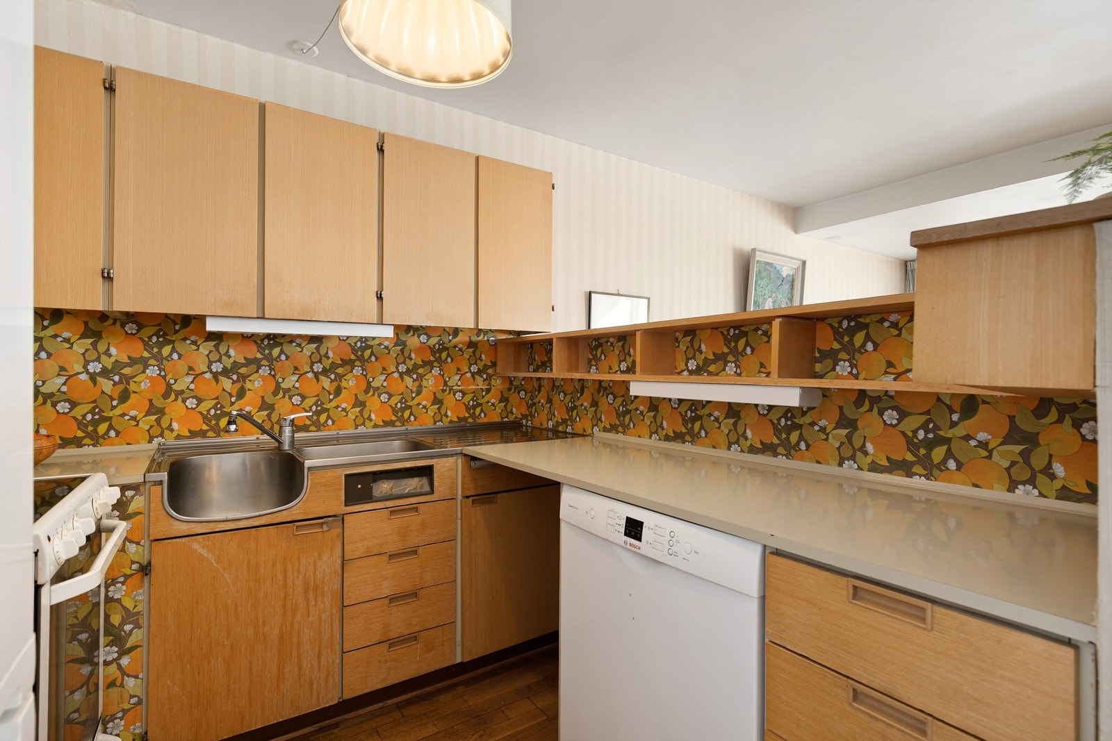 Originalt kjøkken med god skap- og benkeplass Galleribilde