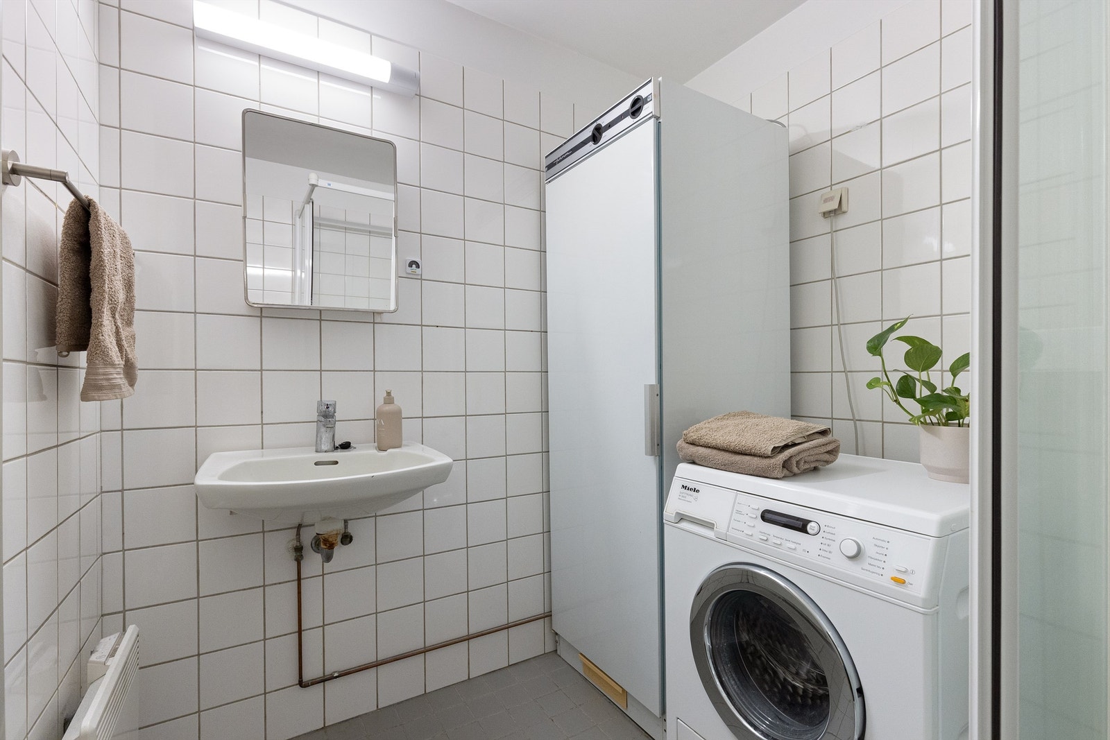 Ved oppussing av bad er det mulig å slå badet sammen med toalettrommet for å lage et funksjonelt familiebad Galleribilde