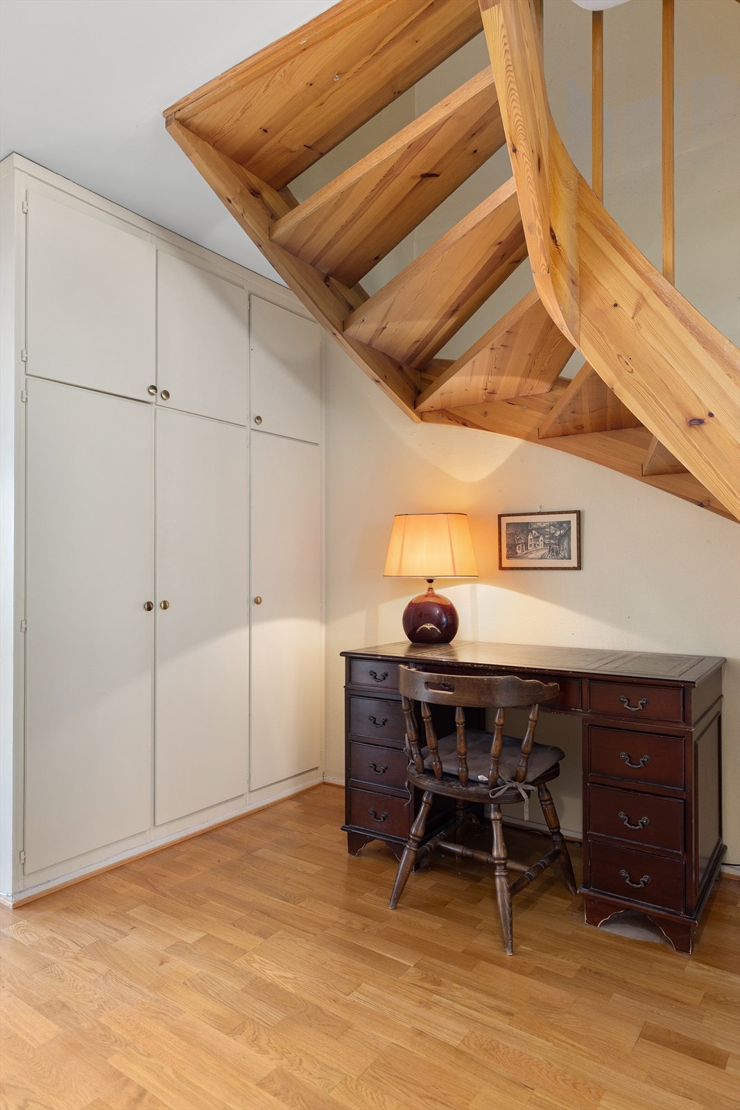 Under trappen er det plass for arbeidspult eller ekstra lagringsløsning Galleribilde