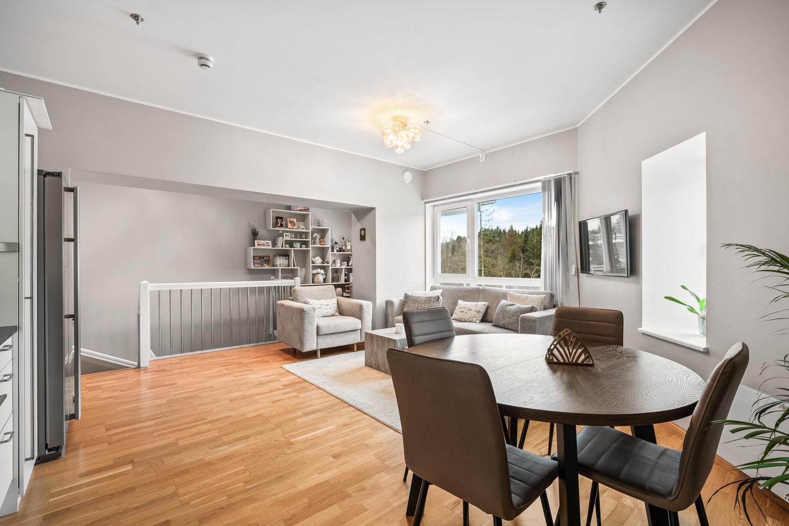 Rommet har malte veggflater og parkettgulv. Galleribilde