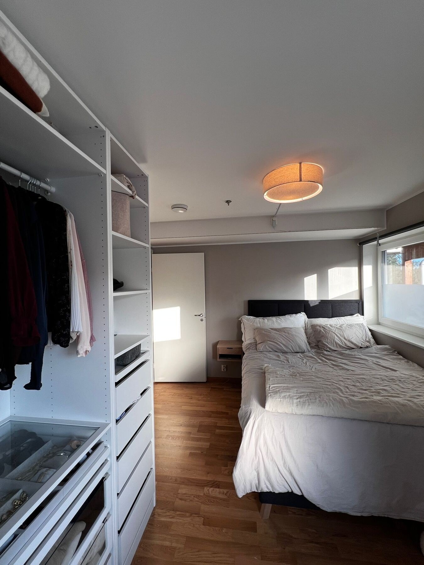 Mulighet å legge inn et garderobeskap for klær og annet klestilbehør. Galleribilde