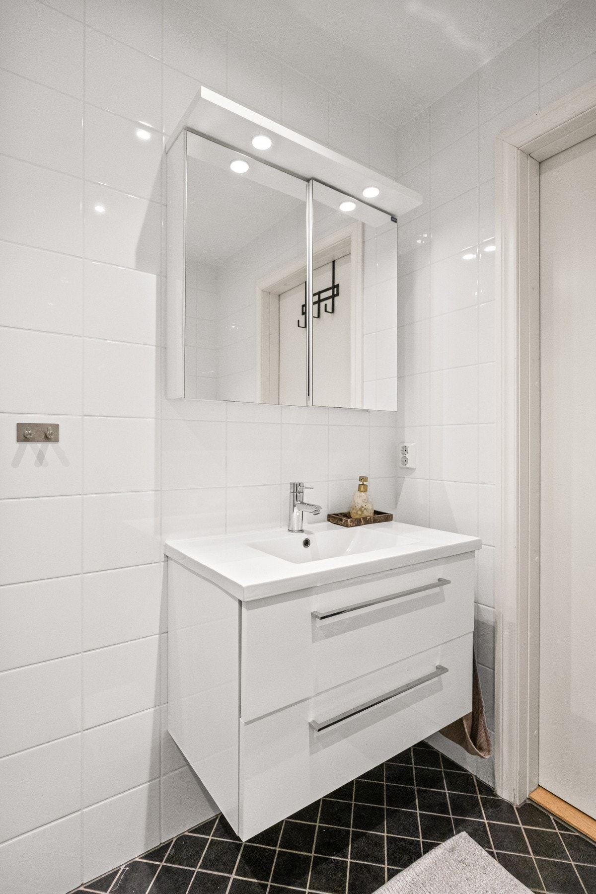 Skap med glatte fronter og veggskap med speil. Galleribilde