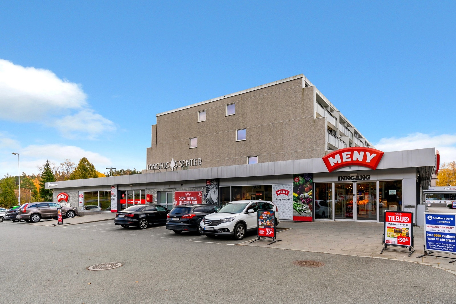 Langhus senter har Meny med ferskvaredisk og et større utvalgt av matprodukter. Galleribilde